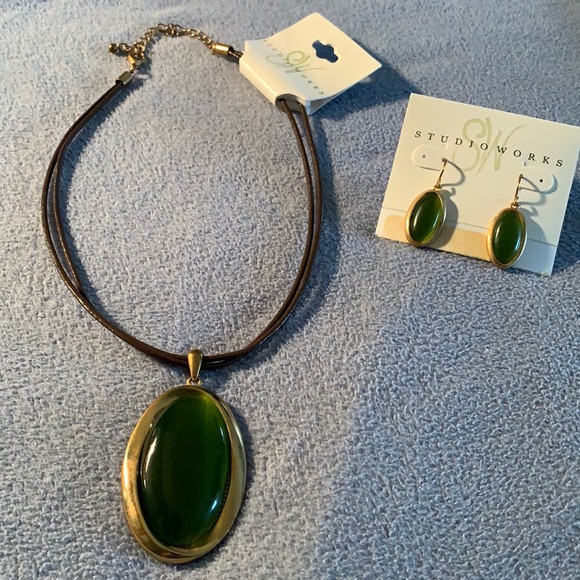 Studio works green necklace and earrings. - Picture 2 of 13